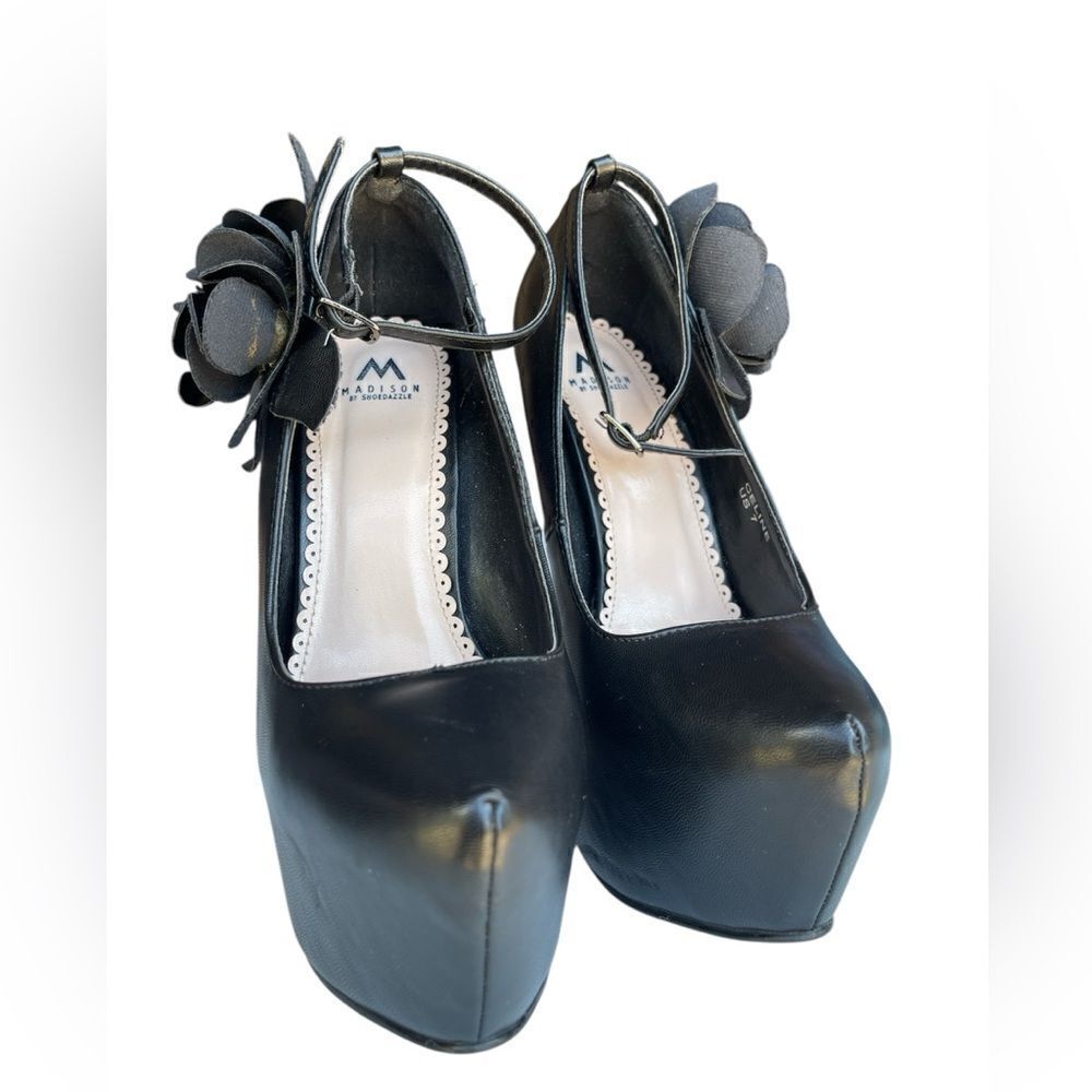 MADISON BY SHOEDAZZLE. High Heel Flower Platform ankle strap Black Size 7